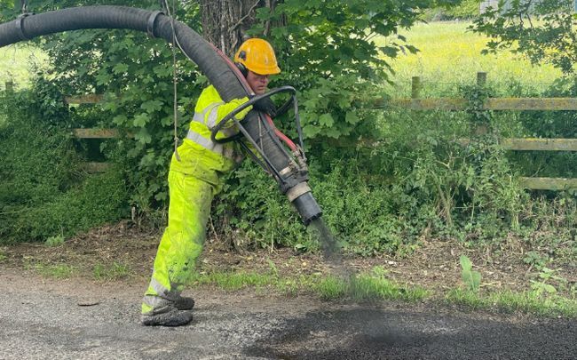 Spray-injection patching - close up of the operative demonstrating the spraying process